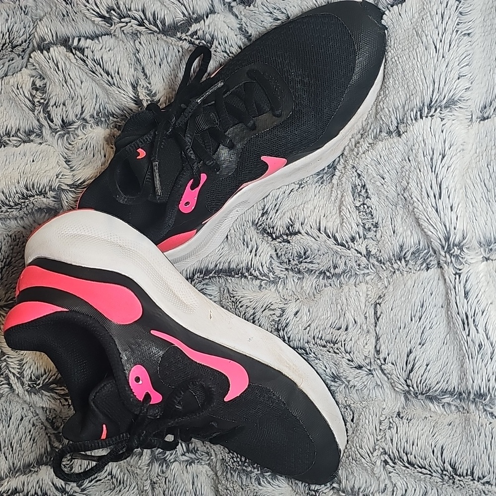 Nike Kids' Grade School Revolution 7 Running Shoes Hot Pink M19